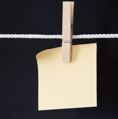 Den Helder, Hollanda. Temmuz 2022. Askılı, siyah arkaplanlı boş not kağıtları. İzole edilmiş. Yüksek kalite fotoğraf