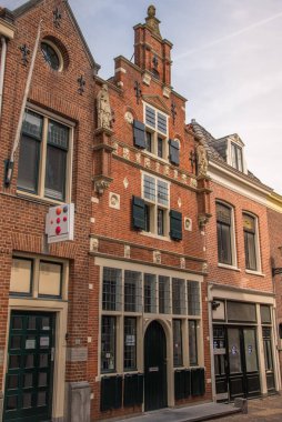 Alkmaar, Hollanda, Mayıs 2022. Alkmaar 'da tarihi basamaklı bir ev. Yüksek kalite fotoğraf
