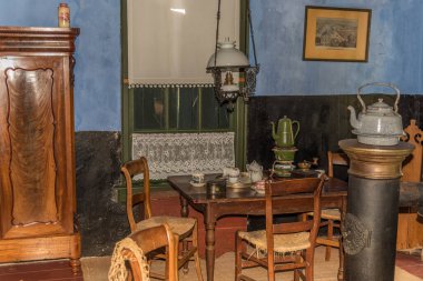 Enkhuizen, Hollanda. Haziran 2022. 1900 'lerden kalma bir Hollanda oturma odasının içi. Yüksek kalite fotoğraf