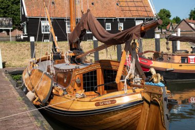 Enkhuizen, Hollanda, Haziran 2022. Enkhuizen 'deki Zuiderzee Müzesi' nin limanında eski düz tabanlı yelkenli gemiler. Yüksek kalite fotoğraf. Seçici odak.