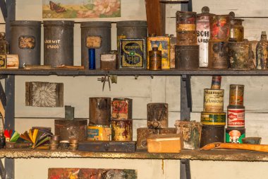 Enkhuizen, Hollanda. Haziran 2022. Enkhuizen 'de sergilenen boya kutularıyla boyacı. Yüksek kalite fotoğraf. Seçici odak.