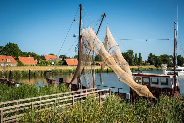 Enkhuizen, Hollanda, Haziran 2022. Geleneksel balıkçı tekneleri ve ağlar Enkhuizen 'deki Zuiderzee Müzesi' nde kurumaya bırakılıyor. Yüksek kalite fotoğraf. Seçici odak.