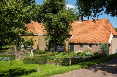 Enkhuizen, Hollanda. Haziran 2022. Enkhuizen 'deki Zuiderzee Müzesi' nde balıkçı kulübeleri ve tarihi sokaklar. Yüksek kalite fotoğraf