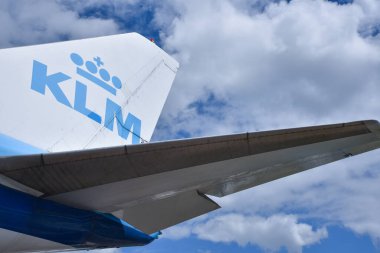 Lelystad, Hollanda. Temmuz 2022. Uçağın kuyruk bölümünü kapatın. Yüksek kalite fotoğraf