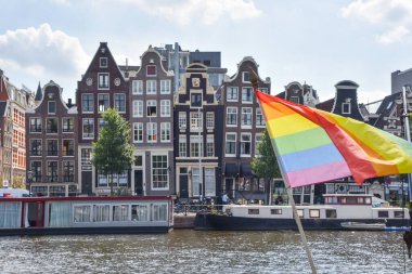 Amsterdam, Hollanda, Mayıs 2022. Amsterdam 'daki Amstel nehrindeki dans evleri ve tekneler. Yüksek kalite fotoğraf