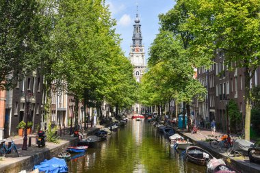 Amsterdam, Hollanda, Mayıs 2022. Amsterdam 'daki Kloveniersburgwal' dan Zuiderkerk 'e bakın. Yüksek kalite fotoğraf