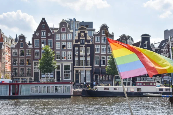Amsterdam, Hollanda, Mayıs 2022. Amsterdam 'daki Amstel nehrindeki dans evleri ve tekneler. Yüksek kalite fotoğraf