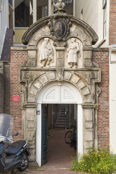 オランダのアムステルダム 2022年8月 アムステルダムのセント アントニゼリュイ Sint Antoniesluis の小さな門 高品質の写真 — ストック写真