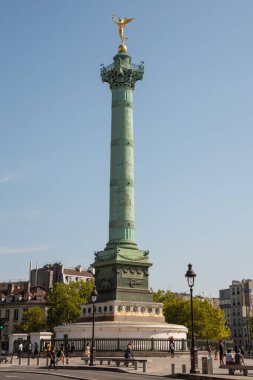 Paris, Fransa. Ağustos 2022, Fransa 'nın başkenti Paris' teki Place de la Bastille 'de Temmuz Kolonu, Colonne de Juillet. Yüksek kalite fotoğraf