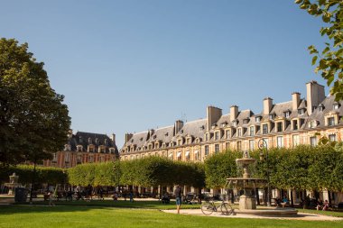 Paris, Fransa. Ağustos 2022. Place de Vosges, Paris 'in en güzel meydanlarından biridir. Yüksek kalite fotoğraf