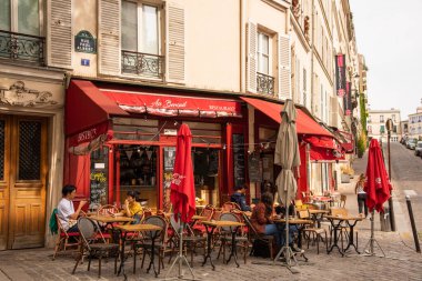 Paris, Fransa. Ağustos 2022. Montmartre 'deki Bistrot, Paris' in en hareketli ve popüler bölgelerinden biri, Fransız başkenti. Yüksek kalite fotoğraf