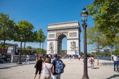 Paris, Fransa. Ağustos 2022. Paris 'teki d' Etoile Meydanı 'ndaki Zafer Takı. Yüksek kalite fotoğraf
