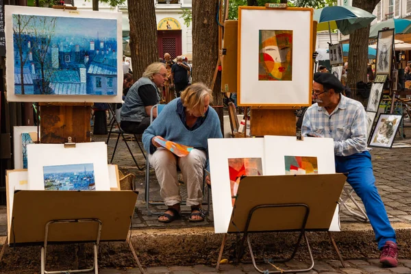 Paris, Fransa. Ağustos 2022. Paris 'teki Place du Tertre' deki ressamlar. Yüksek kalite fotoğraf