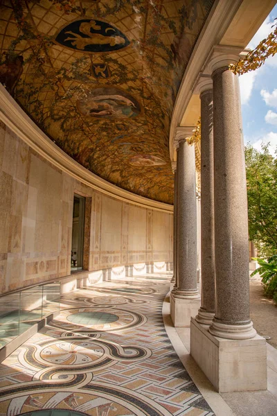 フランス 2022年8月 パリのプティ パレの中庭と柱廊 高品質の写真 — ストック写真