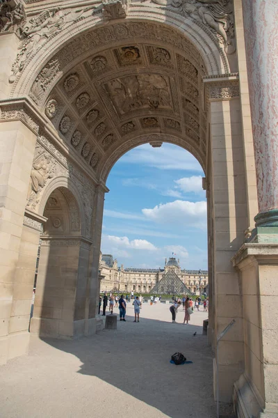 Paris Frankreich August 2022 Der Bogen Der Nähe Des Louvre — Stockfoto