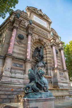 Paris, Fransa. Ağustos 2022. Saint-Michel Çeşmesi, 1860 'da açılışı yapılan Başmelek Michael' ın, kimeralarla çevrili zafer kemeriyle Şeytanı katletmesini temsil eder. Yüksek kalite fotoğraf