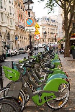 Paris, Fransa. Ağustos 2022. Paris 'te bir sıra kiralık bisiklet. Yüksek kalite fotoğraf