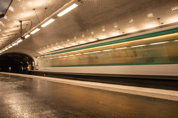 Párizs Franciaország 2022 Augusztus Egy Metró Állomás Egy Elhaladó Vonattal — Stock Fotó