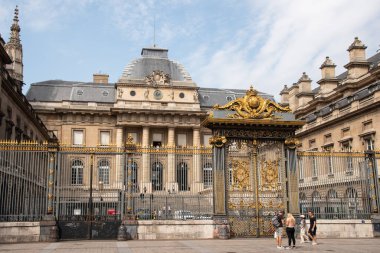 Paris, Fransa. Ağustos 2022. Conciergerie ve Tour dHorloge Palais Justice Paris 'te. Yüksek kalite fotoğraf