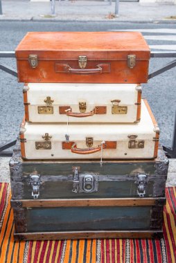 Paris, Fransa. Ağustos 2022. Paris 'teki Saint Quen bit pazarındaki eski bavullar. Yüksek kalite fotoğraf