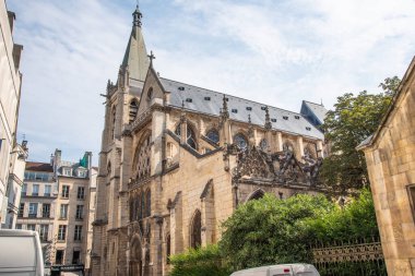 Paris, Fransa. Ağustos 2022. Paris Quartier Latincede Eglise Saint Severin 'in avlusu. Yüksek kalite fotoğraf