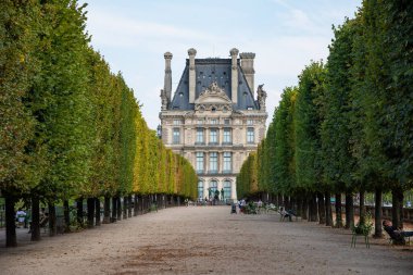 Paris, Fransa. Ağustos 2022. Paris 'teki Ecole du Louvre manzaralı Jardin des Tuilleries. Yüksek kalite fotoğraf