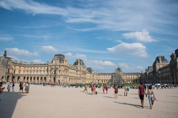 Paris, Fransa. Ağustos 2022. Paris 'teki dünyaca ünlü Louvre Müzesi. Yüksek kalite fotoğraf