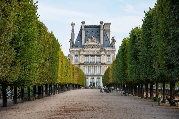 Paris, Fransa. Ağustos 2022. Paris 'teki Ecole du Louvre manzaralı Jardin des Tuilleries. Yüksek kalite fotoğraf