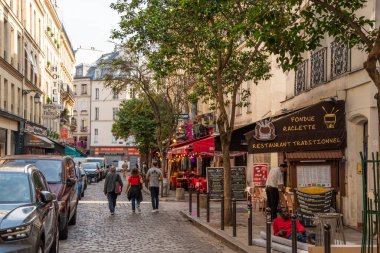 Paris, Fransa. Ağustos 2022. Montmartre 'deki Bistrot, Paris' in en hareketli ve popüler bölgelerinden biri, Fransız başkenti. Yüksek kalite fotoğraf