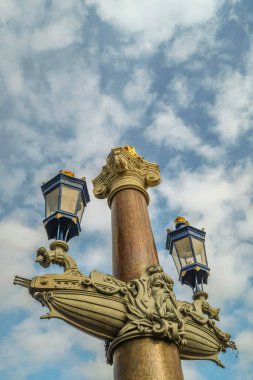 Amsterdam, Hollanda. Eylül 2022. Amsterdam 'daki Mavi Köprü' de Avusturyalı Maximilian tacıyla süslenmiş bir sokak lambası. Yüksek kalite fotoğraf