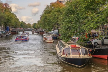 Amsterdam, Hollanda. Ekim 2022. Amsterdam 'ın dar kanallarındaki kanal tekneleri. Yüksek kalite fotoğraf