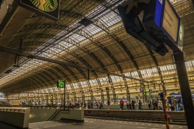 Amsterdam, Hollanda. Ekim 2022. Amsterdam 'daki Merkez İstasyonu platformlarından biri. Yüksek kalite fotoğraf