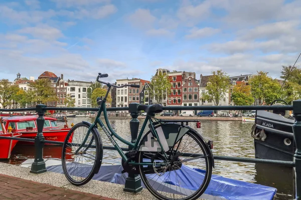 Άμστερνταμ Ολλανδία Οκτώβριος 2022 Άποψη Του Ποταμού Amstel Πλωτά Σπίτια — Φωτογραφία Αρχείου