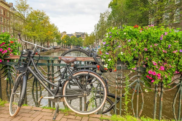 Άμστερνταμ Ολλανδία Οκτώβριος 2022 Ένα Από Πολυάριθμα Κανάλια Στο Άμστερνταμ — Φωτογραφία Αρχείου