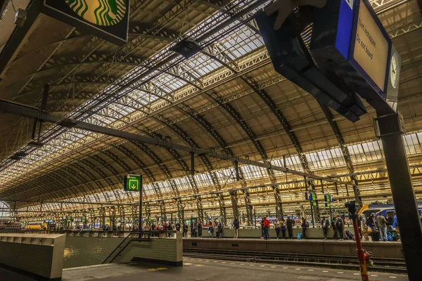 Amsterdam, Hollanda. Ekim 2022. Amsterdam 'daki Merkez İstasyonu platformlarından biri. Yüksek kalite fotoğraf