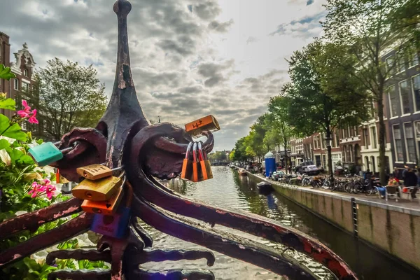 Άμστερνταμ Ολλανδία Οκτώβριος 2022 Lovelocks Στο Κιγκλίδωμα Μιας Γέφυρας Πάνω — Φωτογραφία Αρχείου