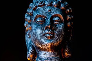 Hollanda 'da. Ekim 2022. Buda heykeli sakin bir duruş içinde. Shakyamuni Buddha üç dünya dininden biri olan ruhani bir öğretmendir. Yüksek kalite fotoğraf