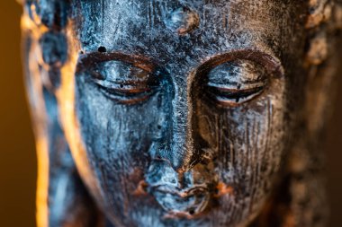 Hollanda 'da. Ekim 2022. Buda heykeli sakin bir duruş içinde. Shakyamuni Buddha üç dünya dininden biri olan ruhani bir öğretmendir. Yüksek kalite fotoğraf