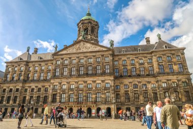 Amsterdam, Hollanda. Ekim 2022. Amsterdam 'daki Baraj Meydanı' ndaki Kraliyet Sarayı. Yüksek kalite fotoğraf