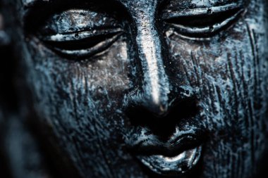 Hollanda 'da. Ekim 2022. Buda heykeli sakin bir duruş içinde. Shakyamuni Buddha üç dünya dininden biri olan ruhani bir öğretmendir. Yüksek kalite fotoğraf