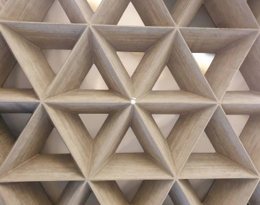 Odanın tepesinde harika bir mimari.