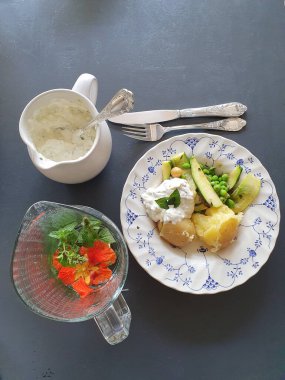 Kendi bahçemizden malzemelerle dolu bir yemek.