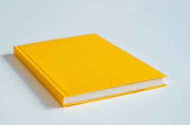 Parlak kapaklı defter