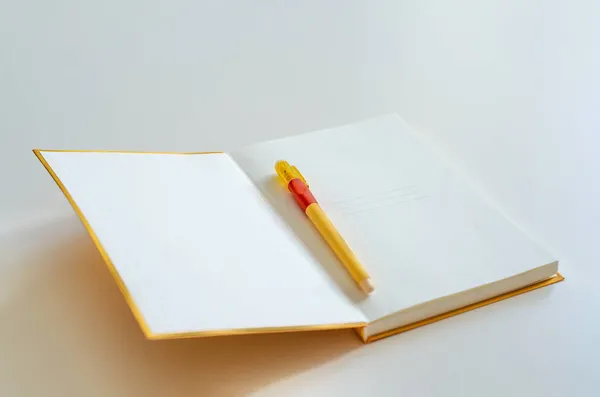 Cuaderno Abierto Con Lápiz Páginas Blanco — Foto de Stock