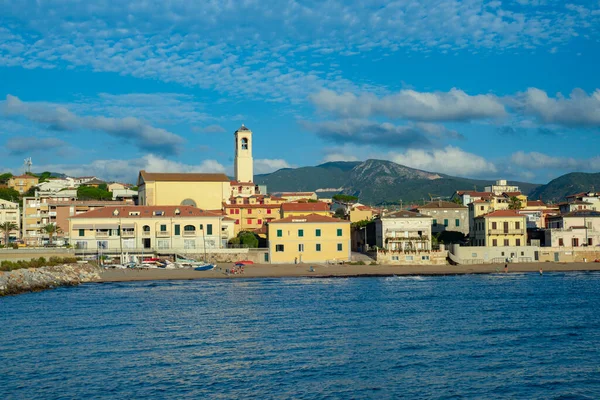 San Vincenzo şehrinin Panorama 'sı, denizden görüldü. Mavi gökyüzü ve bulutlar. Livorno, Toskana, İtalya