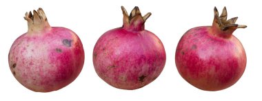 Beyaz arka plan üzerinde izole üç olgun nar