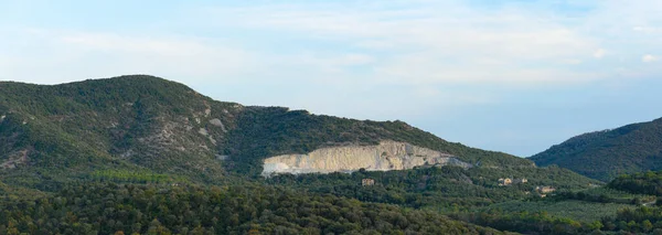 Toskana tepeciği terkedilmiş bir maden ocağı tarafından tahrip edildi.