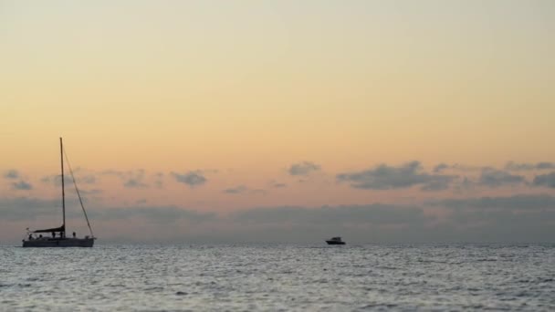 Перемещение Лодок Заднем Плане После Заката Средиземном Море Фоне Облаков — стоковое видео