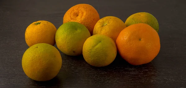 Grupo Frutas Invierno Sobre Mesa Madera Oscura Naranjas Mandarinas —  Fotos de Stock