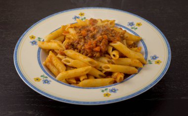 Penne al ragu ile buharlı yemek, tipik etli Toskana makarnası.